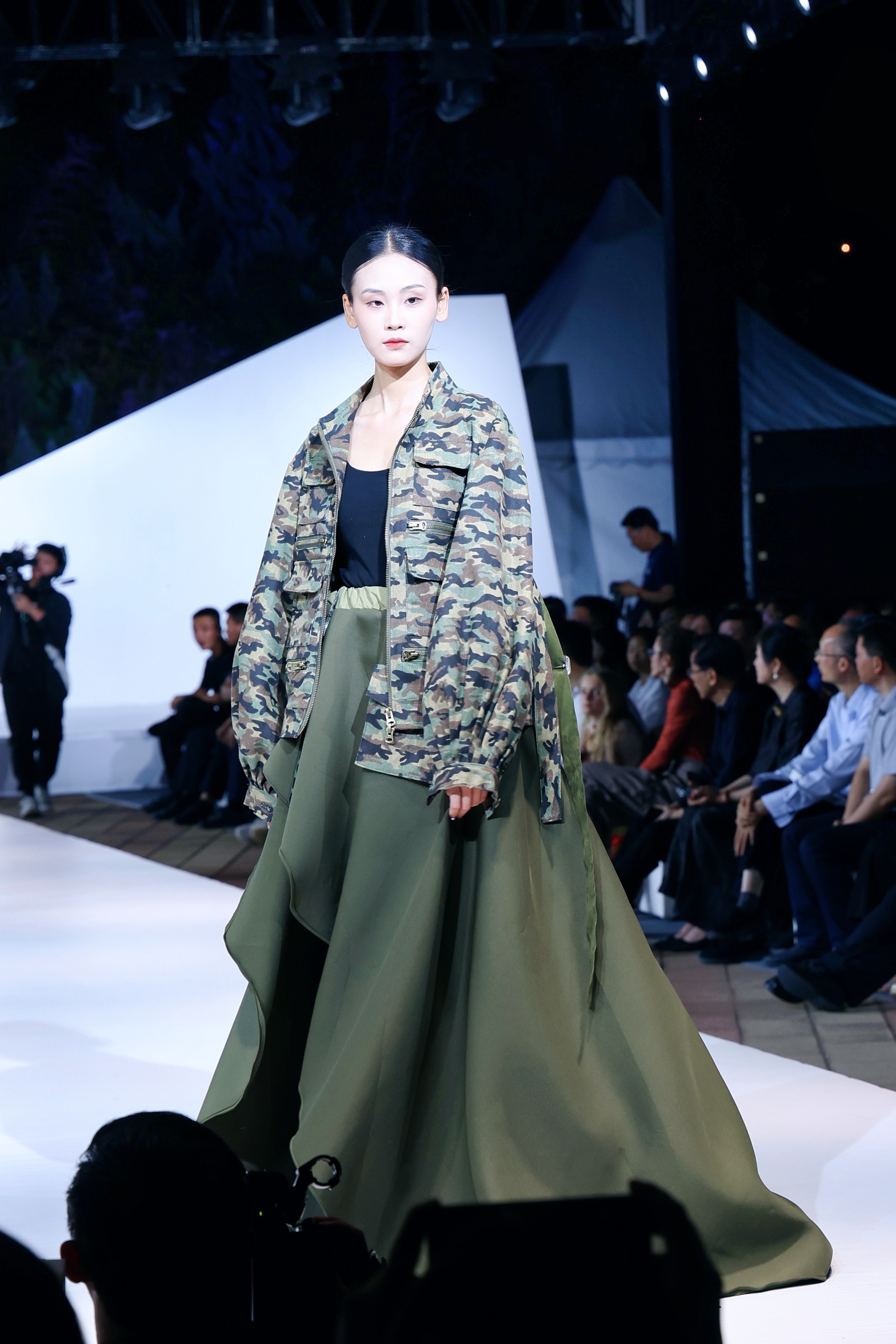 时装模特们演绎毕业生作品,山东工艺美术学院时尚发布会华丽动人