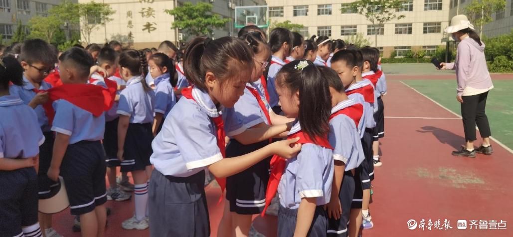 东昌府区阳光小学举行庆"六一"少先队员入队仪式