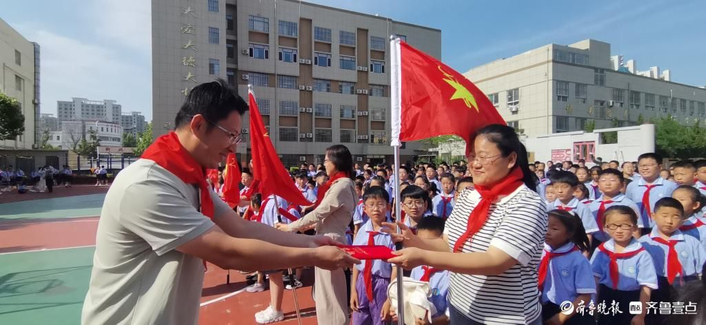 东昌府区阳光小学举行庆"六一"少先队员入队仪式