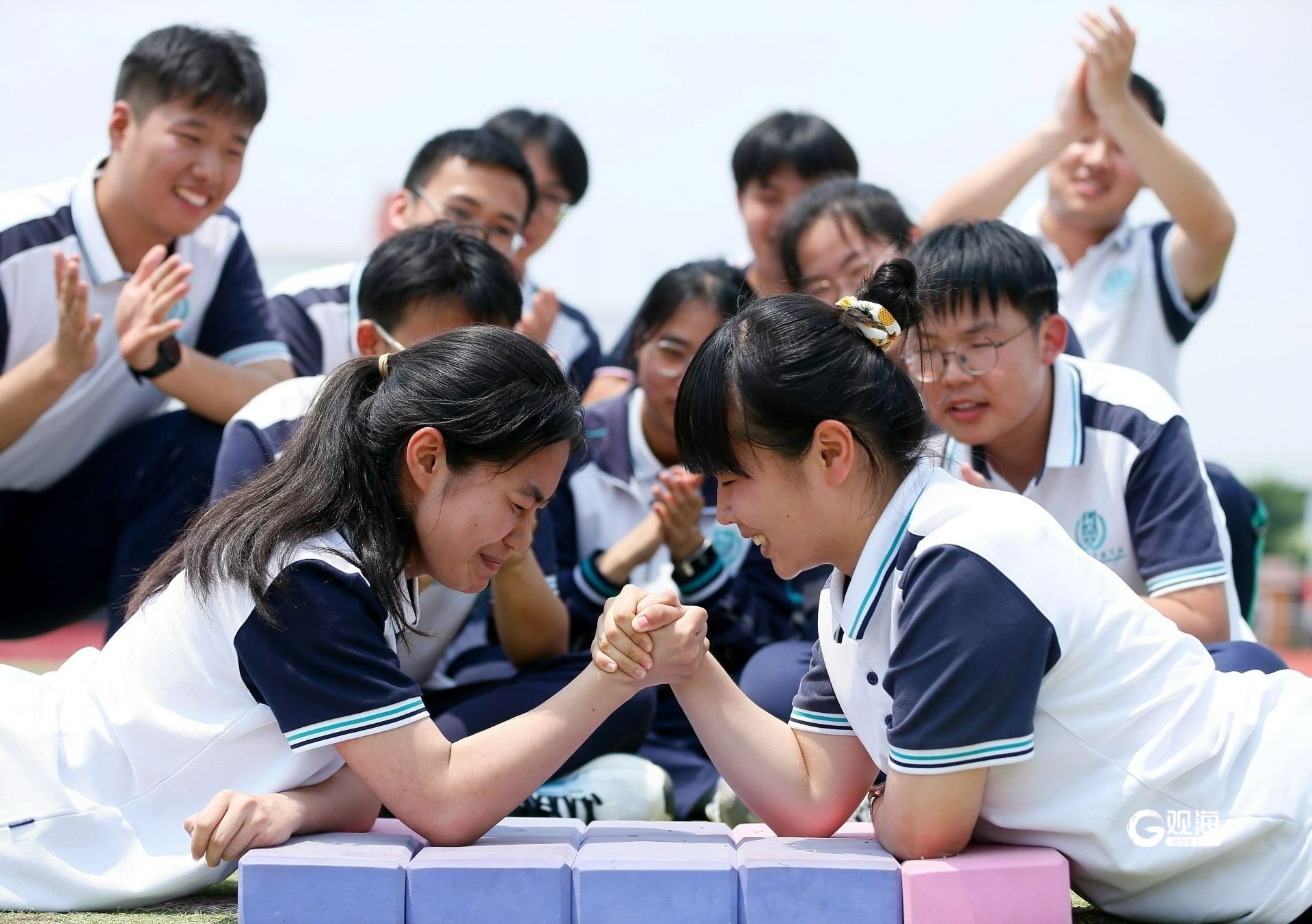 5月20日,青岛通济实验学校高三学生在进行掰手腕比赛