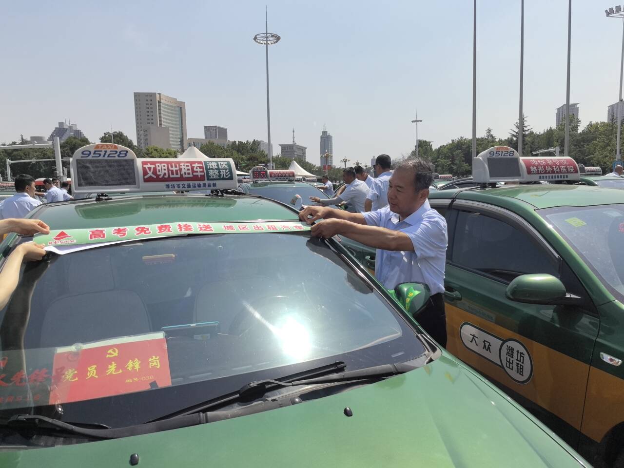 连续16年送考，潍坊的哥“谭师傅们”的送考故事