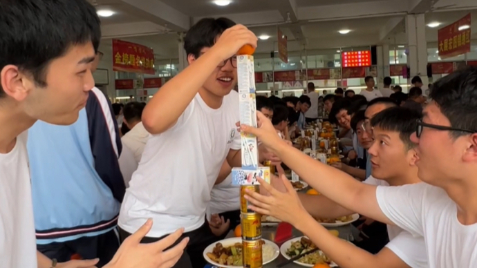 乐趣无处不在，泰安英雄山中学团圆饭，学生将饮料与牛奶叠到最高