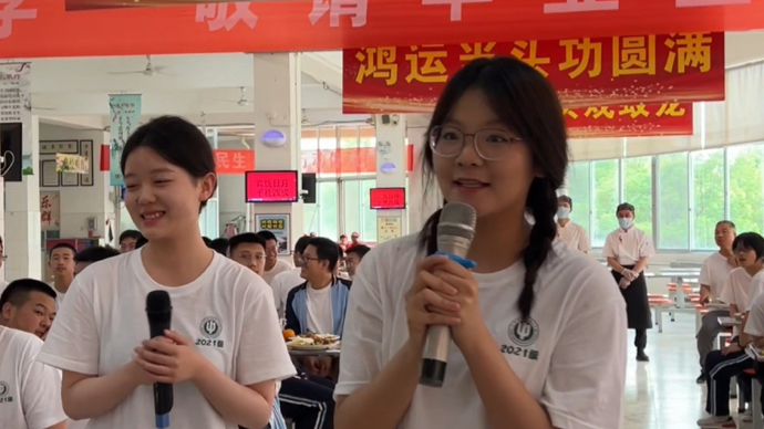 泰安英雄山中学高三团圆饭，老师同学合唱《一路生花》