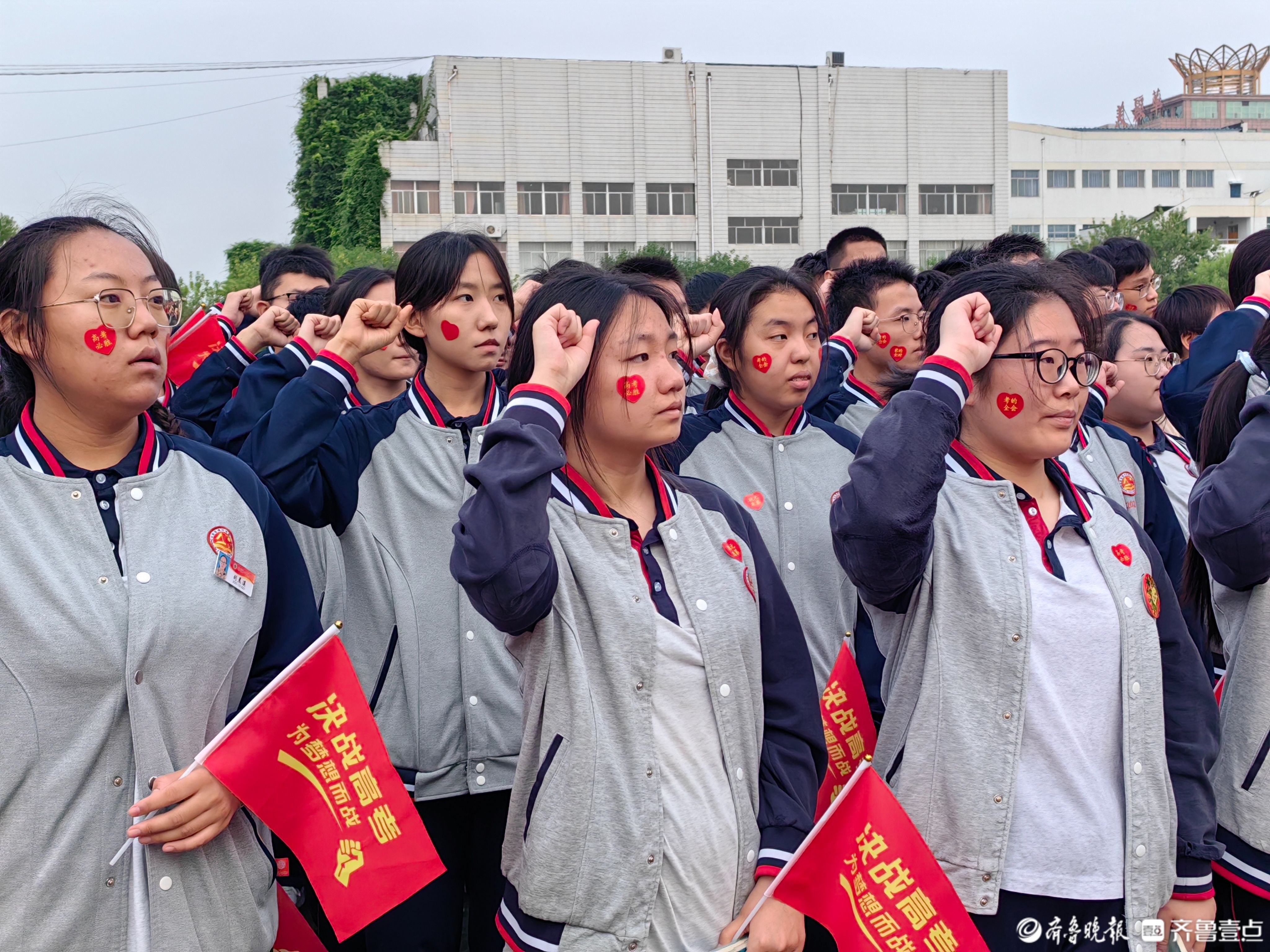 "高考就是高高兴兴地考试!"德州一中老校区举行毕业典礼