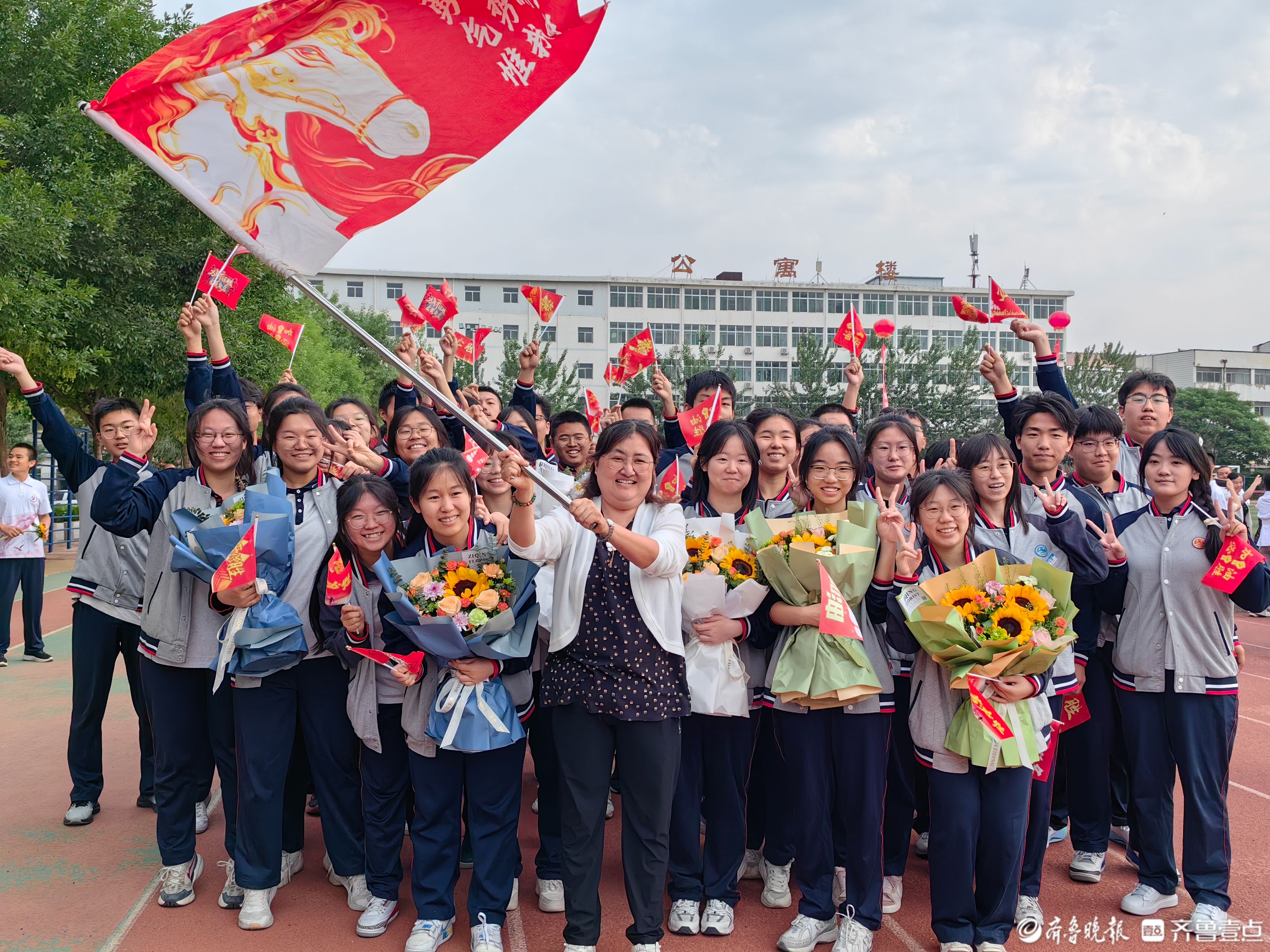 "高考就是高高兴兴地考试!"德州一中老校区举行毕业典礼