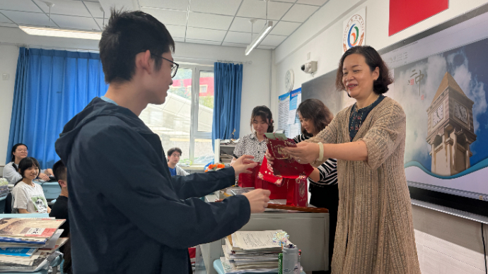 果然视频｜从教32年，今年她与高三学生一起“毕业”