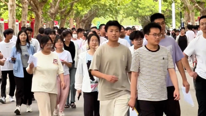 结伴走过清华路、北大路，6月6好日子，泰安考生进校看考场