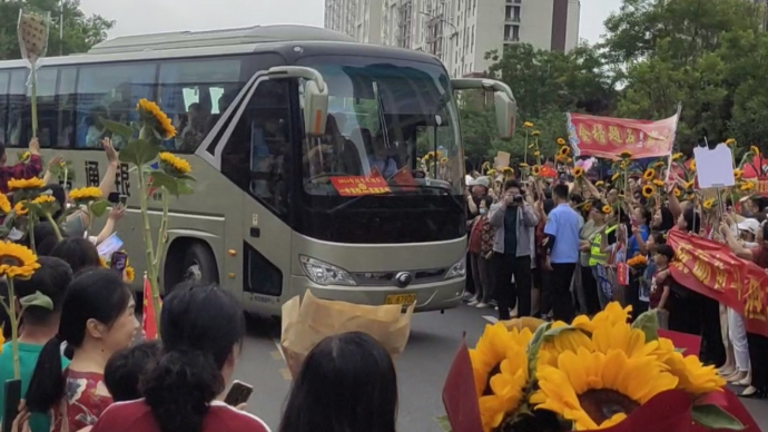 果然视频｜加油！向着梦想出发！师生、家长为高考学子送考