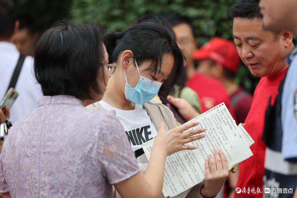 考生進場前忙復習，考場外滿是家長的叮囑