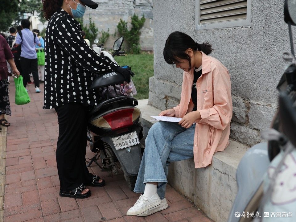 考生進場前忙復習，考場外滿是家長的叮囑