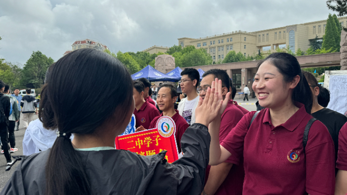 果然视频丨“学生进考场我才放心！”高三班主任挺7个月孕肚送考