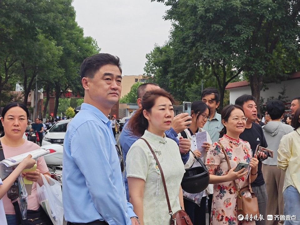 直擊高考送考現(xiàn)場丨考生邊排隊邊復(fù)習(xí)，送考家長翹首凝眸