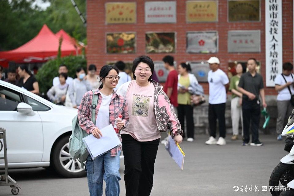 心態滿分！高考首日，考生面帶笑容走進考場