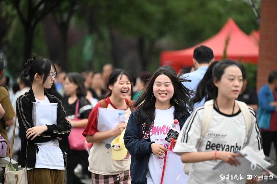 心态满分！高考首日，考生面带笑容走进考场