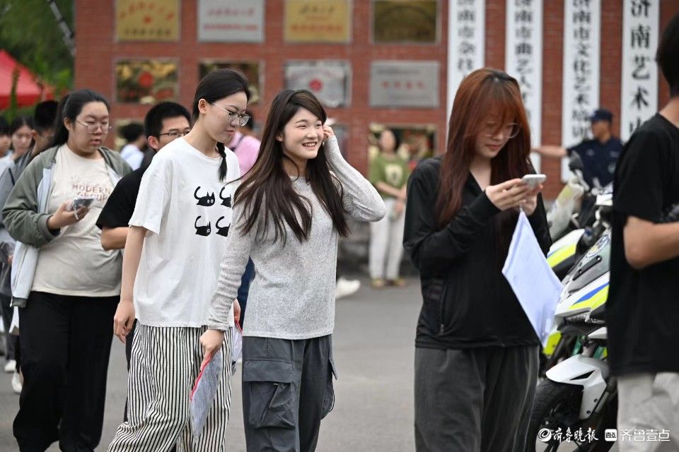 心态满分！高考首日，考生面带笑容走进考场