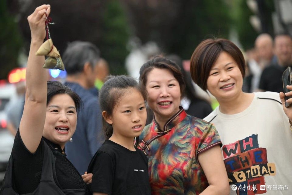 姐姐高考用完妹妹用，濟南家長帶著存了六年的粽子來送考