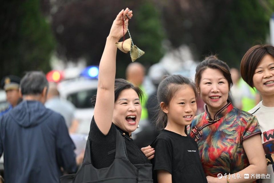 姐姐高考用完妹妹用，濟南家長帶著存了六年的粽子來送考