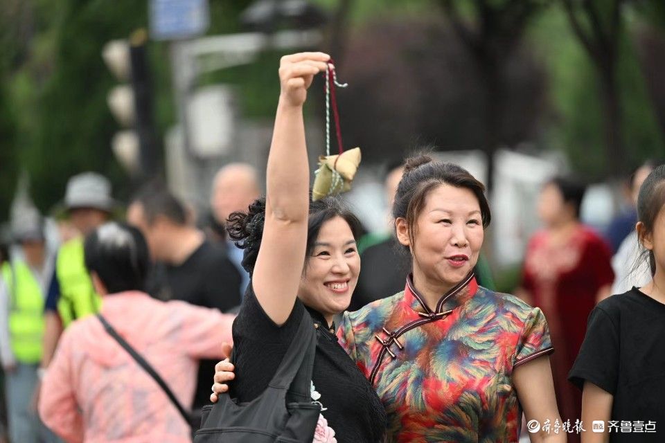 姐姐高考用完妹妹用，濟南家長帶著存了六年的粽子來送考