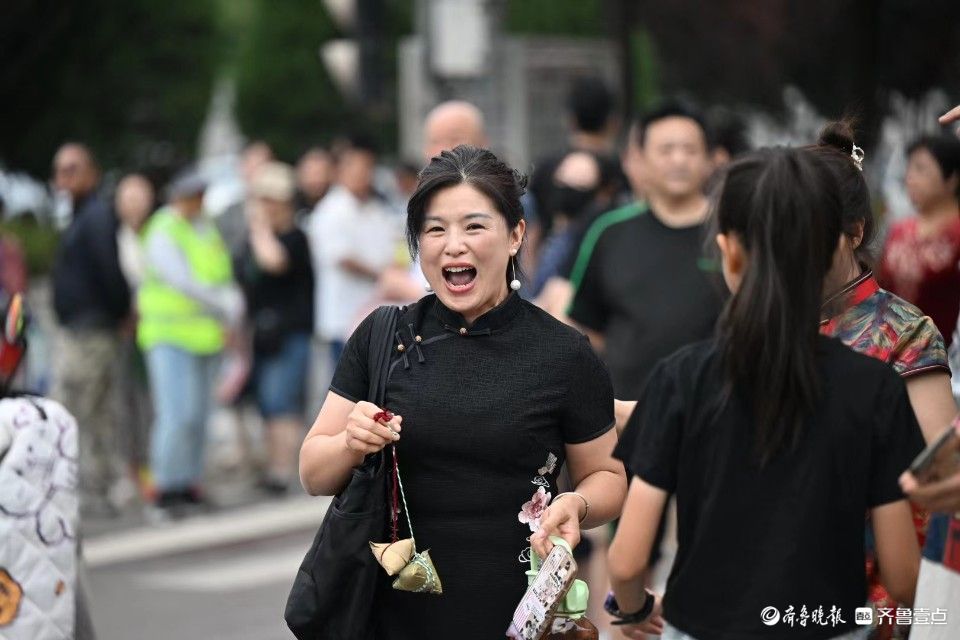 姐姐高考用完妹妹用，濟南家長帶著存了六年的粽子來送考