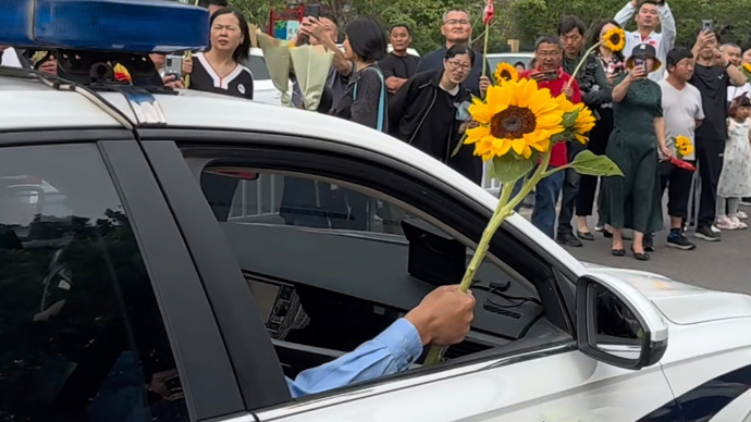 果然视频｜警车开道护送考生奔赴考场，交警高举葵花祝一举夺魁