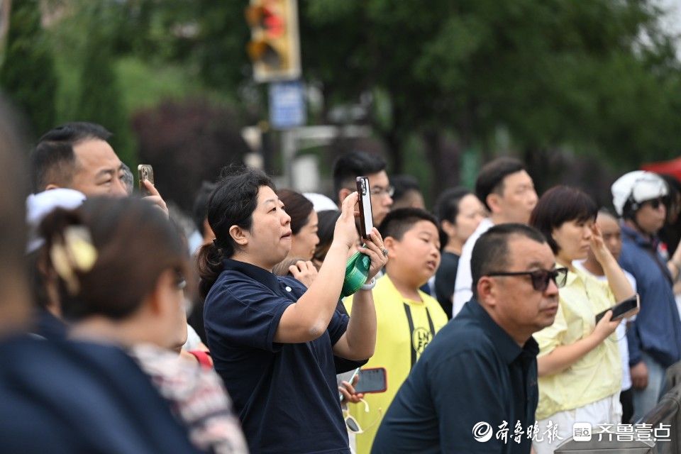 記錄人生重要時刻！考場外家長們拍不停