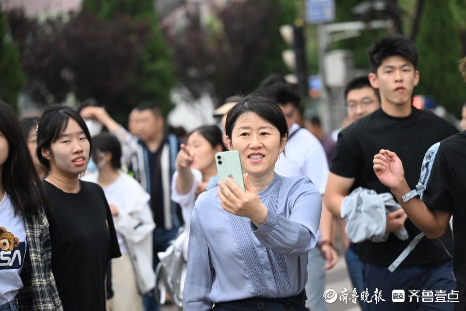 記錄人生重要時刻！考場外家長們拍不停