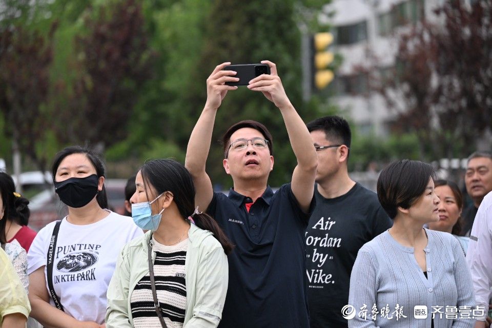 記錄人生重要時刻！考場外家長們拍不停