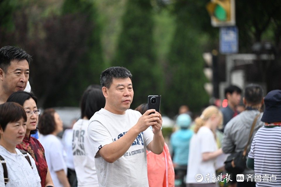 記錄人生重要時刻！考場外家長們拍不停