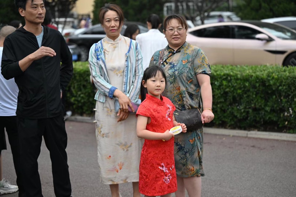 祝姐姐金榜题名！小家伙身穿定制服考场外送祝福