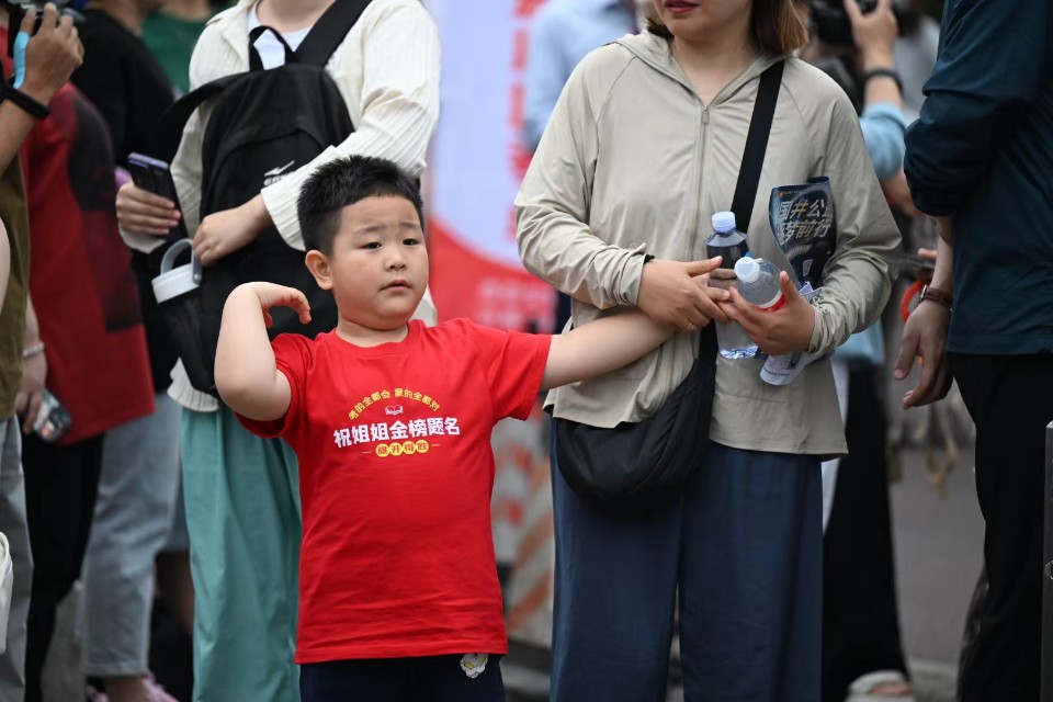 祝姐姐金榜题名！小家伙身穿定制服考场外送祝福