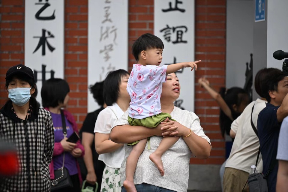 祝姐姐金榜題名！小家伙身穿定制服考場外送祝福