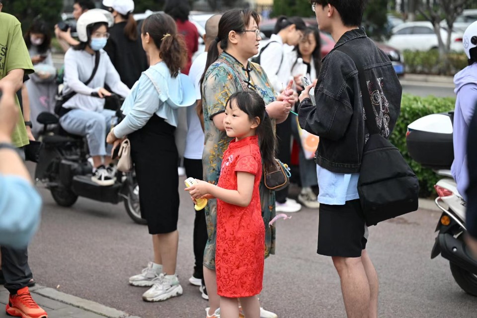 祝姐姐金榜題名！小家伙身穿定制服考場外送祝福