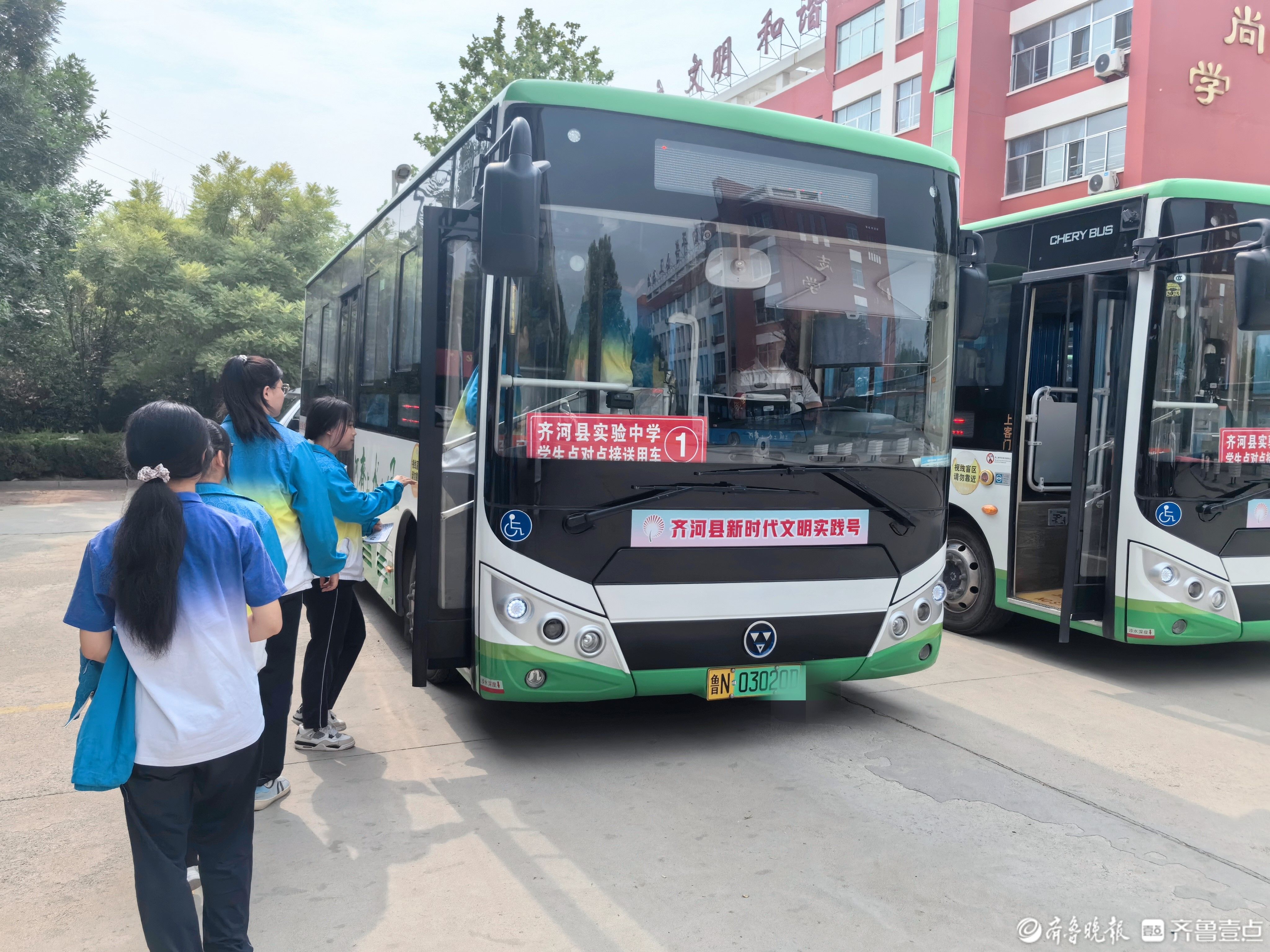 齐河县"新时代文明实践号"公交车出租车护航高考