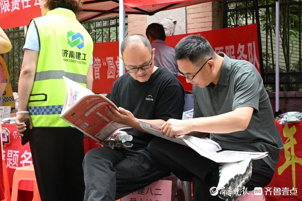 考生场内开考，家长场外乘凉陪考