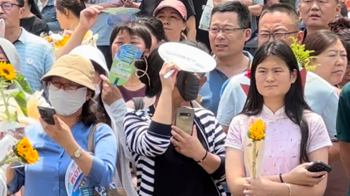 视频｜泰安英雄山中学考点考生家长几乎人手一朵“一举夺魁”