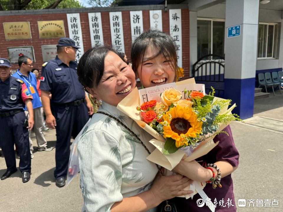 鲜花拥抱迎考生，高考首日首场考试结束