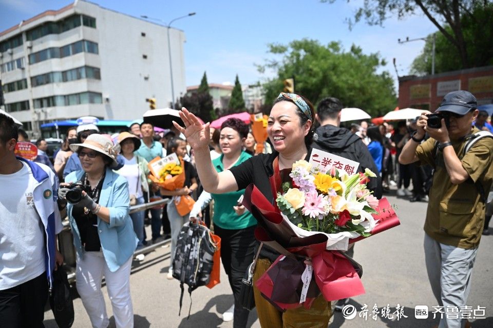 鮮花擁抱迎考生，高考首日首場考試結束