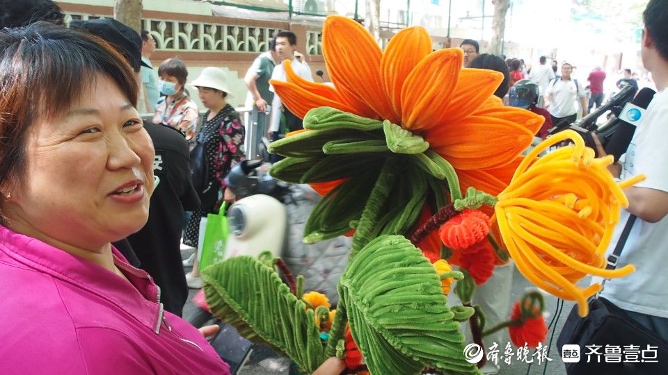 濟南高考生媽媽親手編制大葵花，女兒收到十分感動   