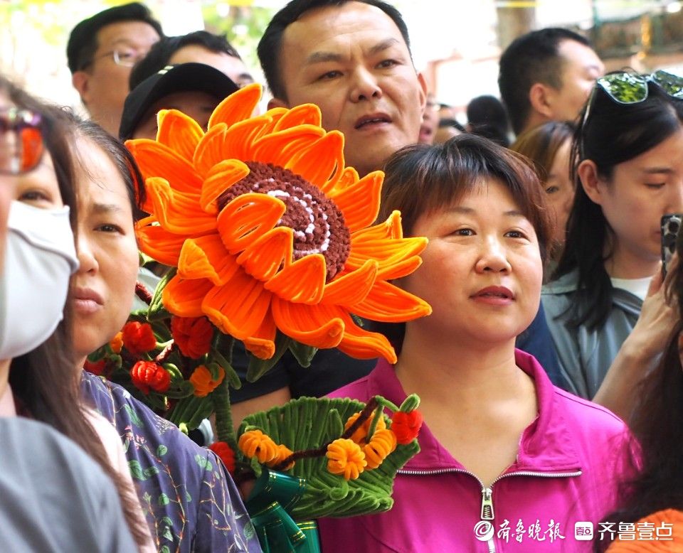 济南高考生妈妈亲手编制大葵花，女儿收到十分感动   