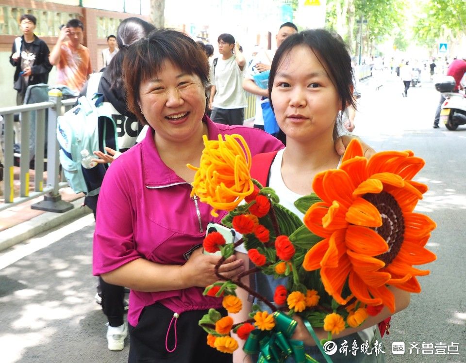 濟南高考生媽媽親手編制大葵花，女兒收到十分感動   