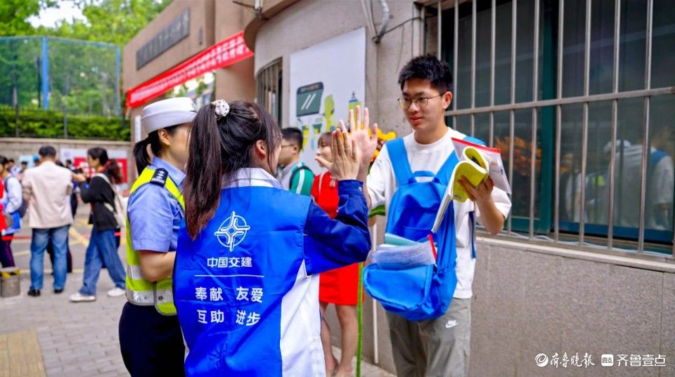 考点门口打印准考证，“蓝马甲”志愿服务队爱心助考在行动