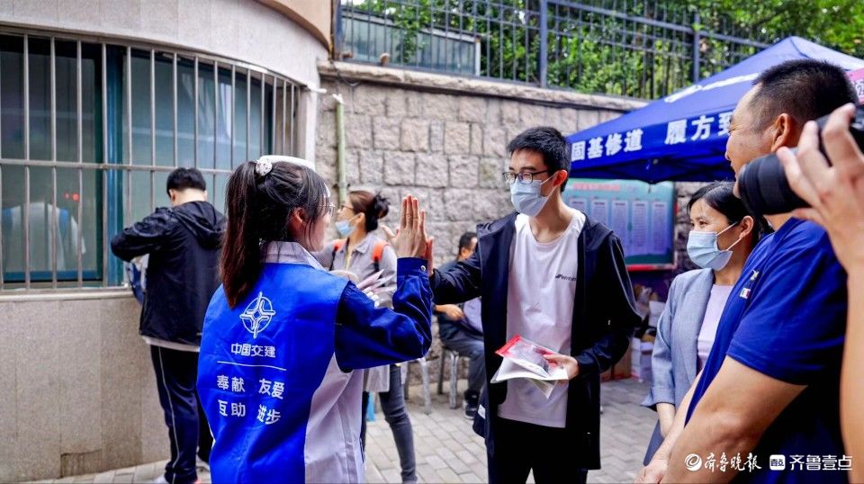 考点门口打印准考证，“蓝马甲”志愿服务队爱心助考在行动