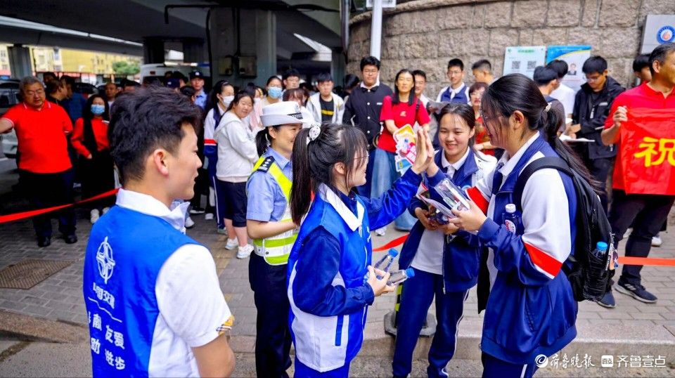 考点门口打印准考证，“蓝马甲”志愿服务队爱心助考在行动