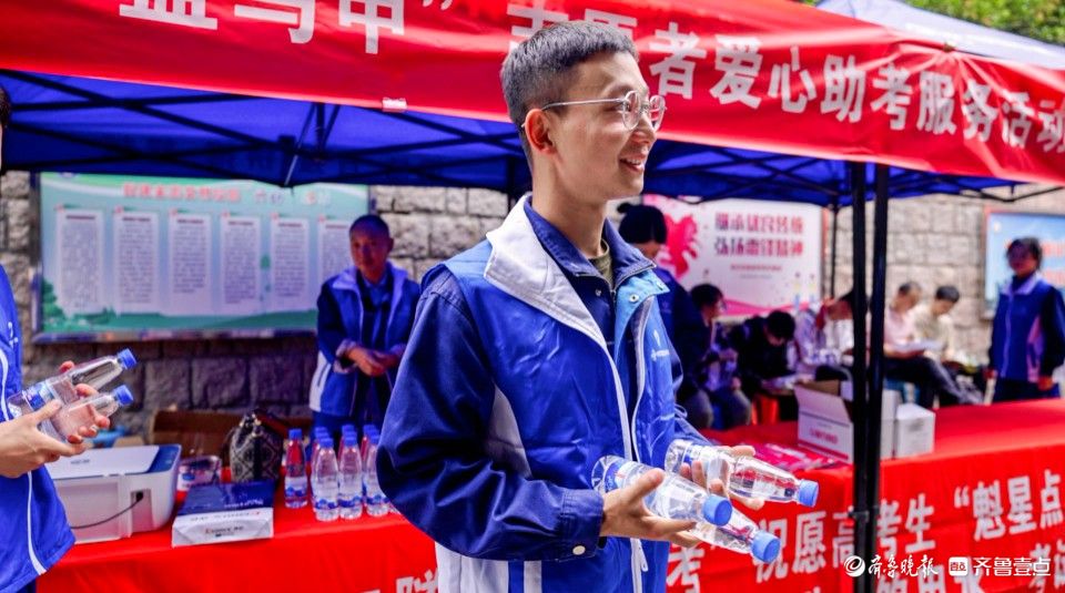 考点门口打印准考证，“蓝马甲”志愿服务队爱心助考在行动