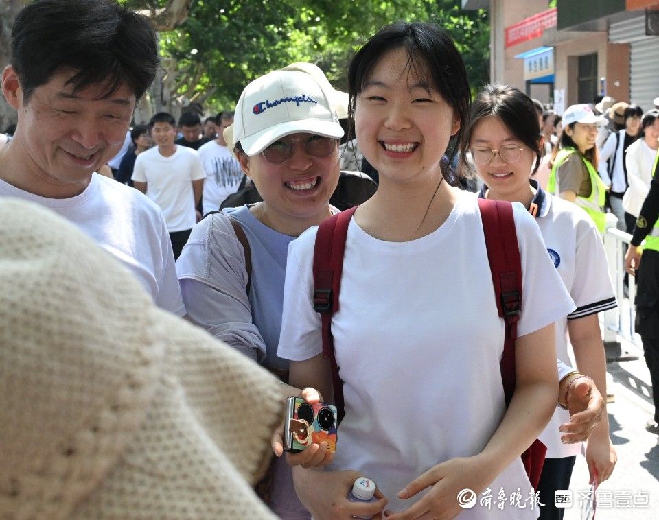 考生出考場(chǎng)，與陪考父母相視一笑頓感無比輕松