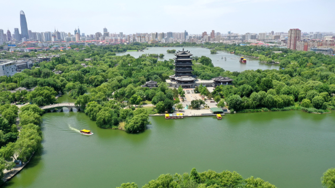 果然视频|盛夏季节的济南大明湖，满湖的翠绿和碧蓝