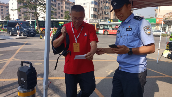 果然视频丨胶州市高考服务队两天送6张准考证