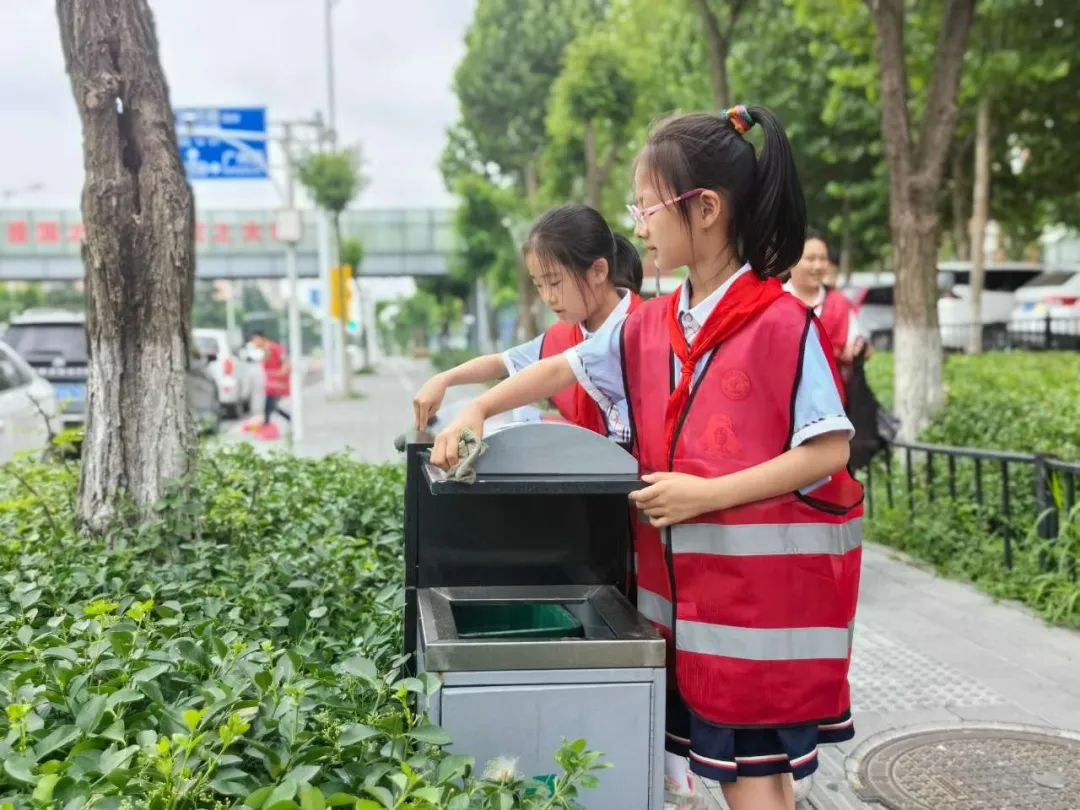 小学生志愿服务图片