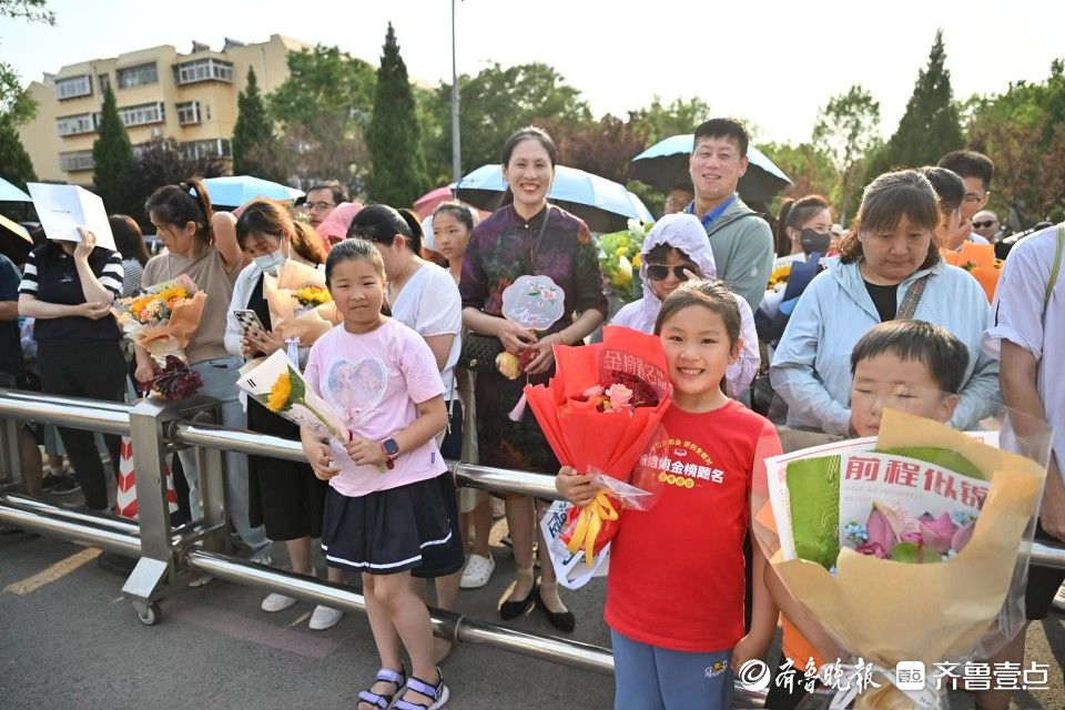 条幅玩具红包……考场外亲友团备好礼物等候考生出场