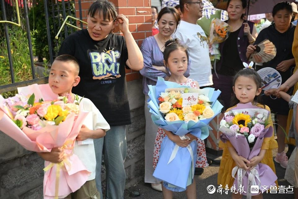 条幅玩具红包……考场外亲友团备好礼物等候考生出场